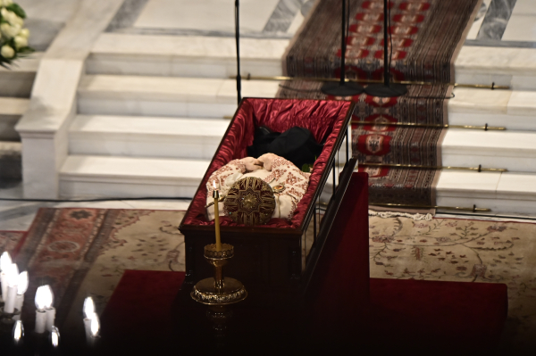 Ολοκληρώθηκε το λαϊκό προσκύνημα στο σκήνωμα του Αρχιεπισκόπου Αναστάσιου στη Mητρόπολη