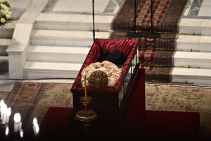 Ολοκληρώθηκε το λαϊκό προσκύνημα στο σκήνωμα του Αρχιεπισκόπου Αναστάσιου στη Mητρόπολη