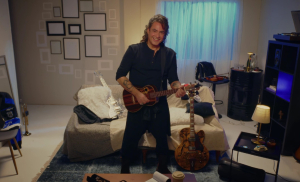 Ο Διονύσης Σχοινάς κάνει «Μαύρα Χριστούγεννα» με το πιο εντυπωσιακό soundtrack των γιορτών