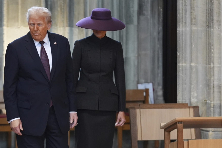 Το τεράστιο καπέλο που «εξαφάνισε» τη Μελάνια Τραμπ και το διπλό «μήνυμα» που έστειλε με αυτό (Εικόνες και βίντεο)