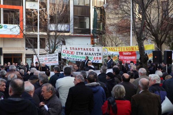 Με μπλακ άουτ απειλούν οι εργαζόμενοι της ΔΕΗ μέσα στις γιορτές