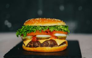 Τι έπαθαν όσοι έφαγαν δηλητηριασμένα burgers των McDonald's: Τα ανησυχητικά συμπτώματα