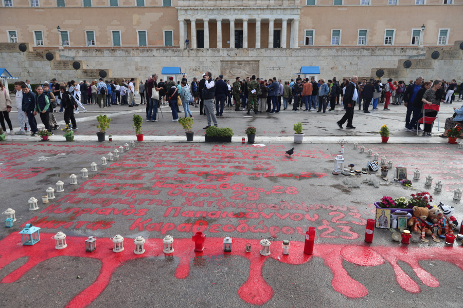 Καρυστιανού για Άγνωστο Στρατιώτη: «Παραδίδεται στα περιστέρια και στα κινητά των τουριστών»