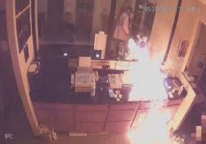 Ληστής έβαλε φωτιά σε υπάλληλο ξενοδοχείου - Σοκαριστικό βίντεο