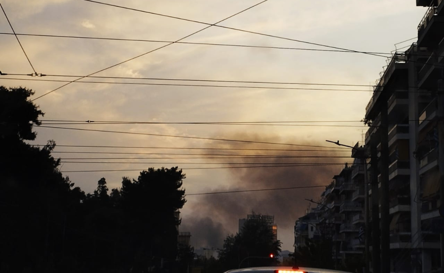Μεγάλη φωτιά τώρα πίσω από τα ΚΤΕΛ Κηφισού