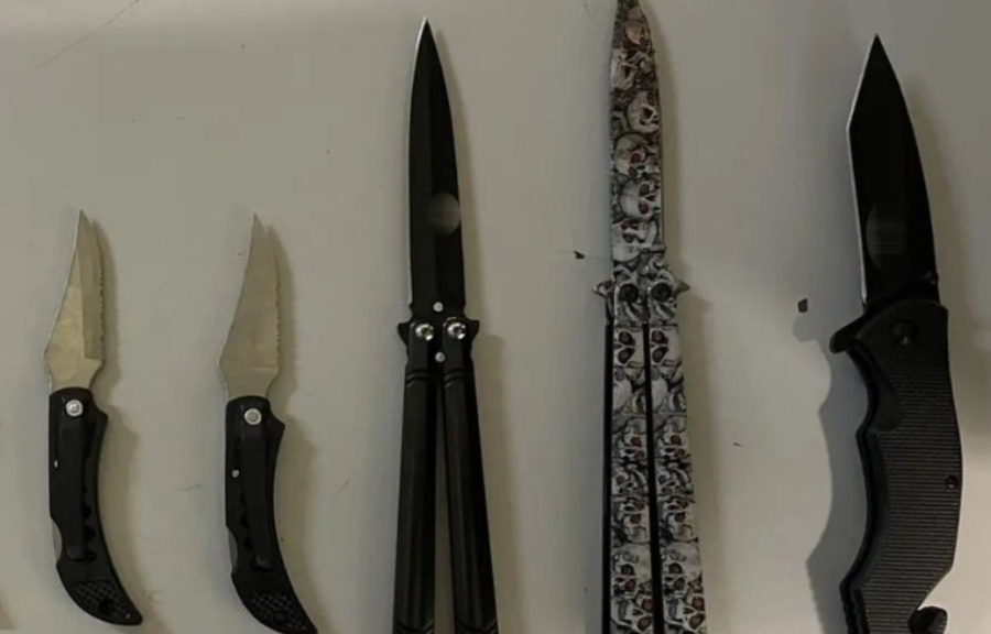 Παγκράτι: Συνελήφθησαν πέντε ανήλικοι με μαχαίρια - Το ένα ήταν 22 εκατοστών