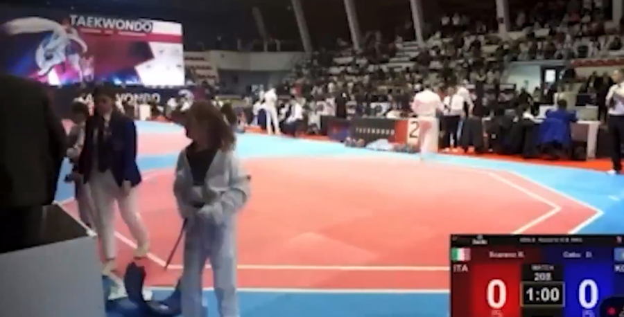 Σοκαριστικό βίντεο: Προπονητής Τάε Κβον Ντο χαστουκίζει την 8χρονη κόρη του επειδή έχασε σε αγώνα