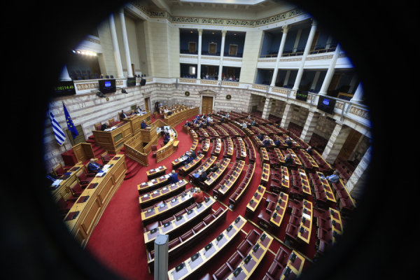 Να πληρώνουν τα υπερχρεωμένα κόμματα το 80% της επιχορήγησης στα χρέη τους; Γιατί όχι;