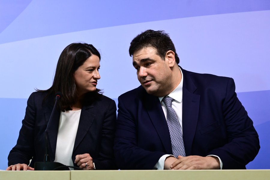 Υπουργείο Εσωτερικών: Συγκινημένη η Νίκη Κεραμέως στην τελετή παράδοσης- παραλαβής