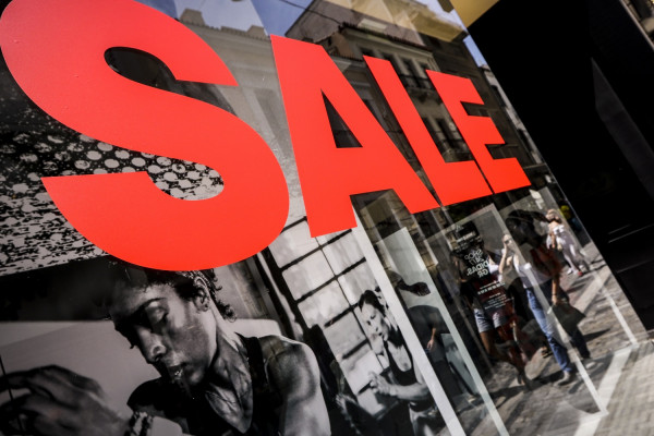 Θερινές εκπτώσεις: Πότε ξεκινούν και πόσο θα διαρκέσουν - Ποια Κυριακή θα είναι ανοικτά τα καταστήματα