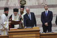 Το παρασκήνιο της ορκωμοσίας Τασούλα: Οι απουσίες, η υπόκλιση Μητσοτάκη και η «αιχμή» Ιερώνυμου
