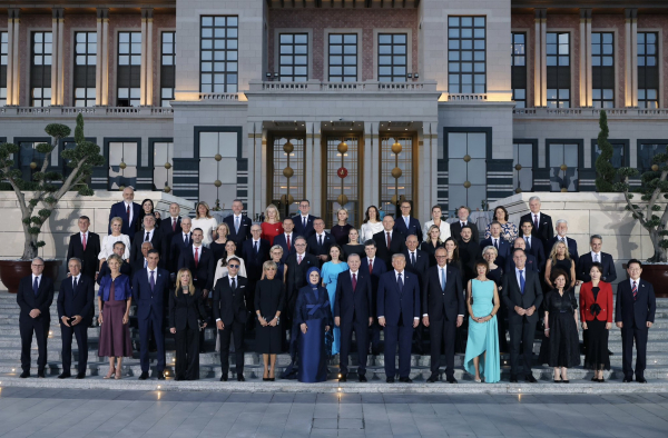 Σύνοδος ΝΑΤΟ: Ο ευδιάθετος Τραμπ, το χειροφίλημα Μακρόν που δεν έγινε και η μοναξιά της Μελόνι (Εικόνες και βίντεο)