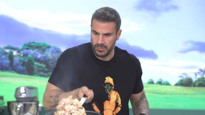 «Kitchen Lab»: Ο Άκης Πετρετζίκης μαγειρεύει συνταγές για την Τσικνοπέμπτη