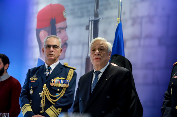 Παυλόπουλος στους άνδρες της Προεδρικής Φρουράς: Κάθε επίσκεψή σας, σε κάθε γωνιά του κόσμου, ήταν μια «λάμψη» από Ελλάδα