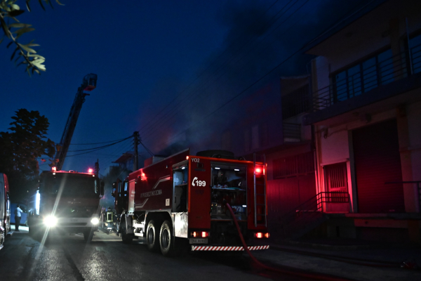 Φωτιά τώρα σε επιχείρηση στο Περιστέρι