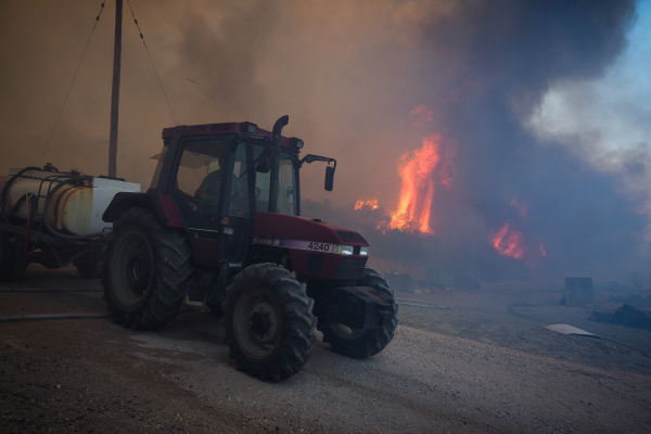 Εκτός ελέγχου η φωτιά στην Εύβοια – Στη μάχη τρακτέρ
