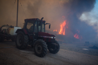 Εκτός ελέγχου η φωτιά στην Εύβοια – Στη μάχη τρακτέρ