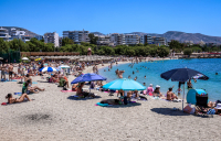 Μαζική απόδραση για το τριήμερο του Αγίου Πνεύματος: Γέμισαν οι παραλίες (βίντεο)