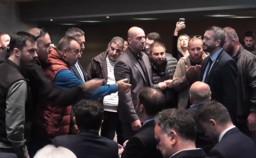 Εξαγριωμένοι αγρότες περικύκλωσαν τον Τσιάρα - Συμπλοκές με τα ΜΑΤ και χημικά (Βίντεο)