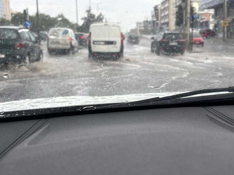 Ισχυρή καταιγίδα σαρώνει τώρα τα νότια προάστια της Αττικής