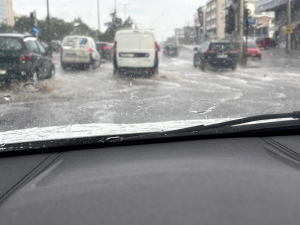 Ισχυρή καταιγίδα σαρώνει τώρα τα νότια προάστια της Αττικής