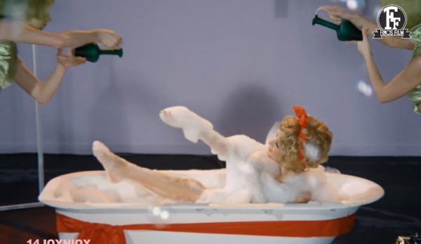 Βουγιουκλάκη και Καραγιάννη στην μπανιέρα, η Finos Film γιορτάζει την Παγκόσμια Ημέρα Αφρόλουτρου