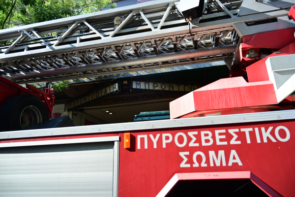 Φωτιά τώρα σε αποθήκη εκκλησίας στη Λιοσίων