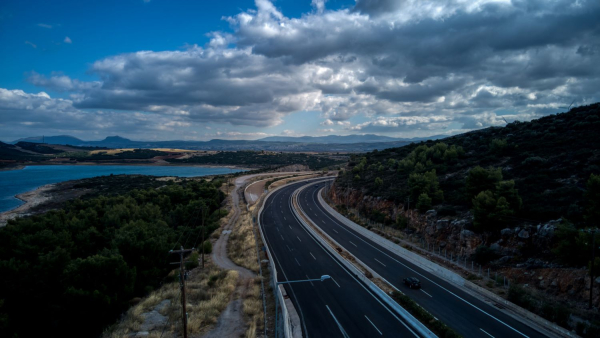 Περιπέτεια για δύο αδελφές στη Στυλίδα - Τις λήστεψαν κουκουλοφόροι σε πάρκινγκ της εθνικής οδού