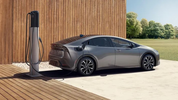 Το νέο Toyota Prius αποκαλύφθηκε