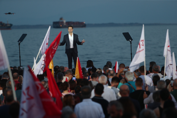 Κυβέρνηση-οπερέτα που προσπαθεί να διασωθεί μέσω Κασσελάκη!