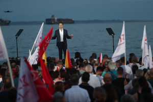 Κυβέρνηση-οπερέτα που προσπαθεί να διασωθεί μέσω Κασσελάκη!