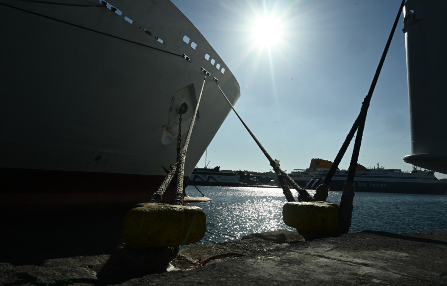 Μηχανική βλάβη πλοίου ανοιχτά της Αίγινας: Επιστρέφει με 182 επιβάτες στον Πειραιά