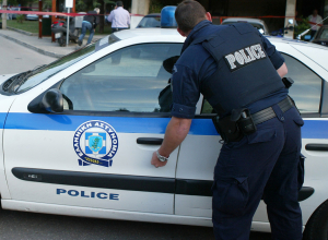 Μενίδι: Για κακούργημα κατηγορείται η 35χρονη που έδειρε την 14χρονη κόρη και απέβαλε
