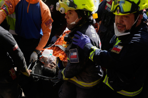 Βενεζουέλα: Ανέσυραν ζωντανό 43χρονο, 8 ημέρες μετά τους σεισμούς - Η αγωνιώδης επιχείρηση (Εικόνες και βίντεο)