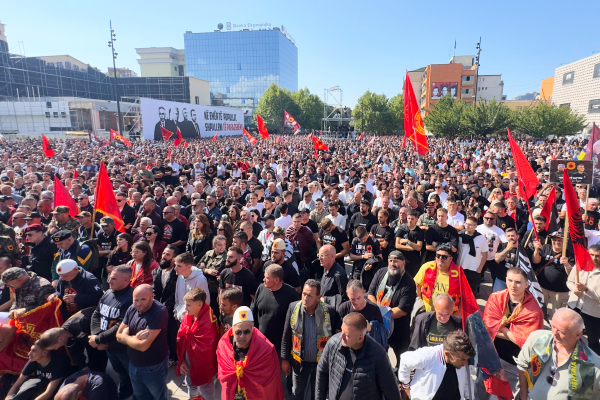 Επεισόδια στο Κόσοβο μετά την καταδίκη Θάτσι - Βανδάλισαν το κτίριο της ΕΕ στην Πρίστινα (Βίντεο)