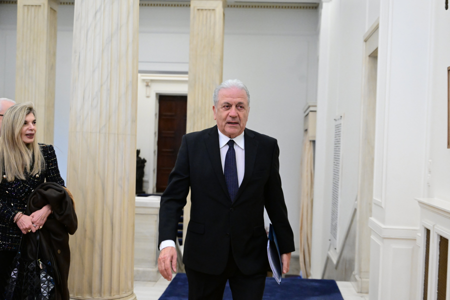 «Σφάζει με το γάντι» ο Αβραμόπουλος για τις αυξήσεις στις ένοπλες δυνάμεις