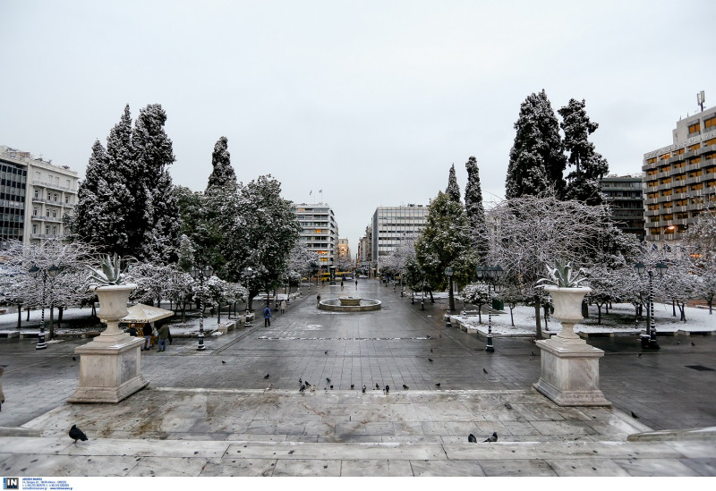 Χιονίζει στην Αθήνα (pics&amp;vid)