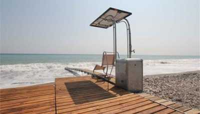 Δεκαεπτά νέες ηλεκτροκίνητες ράμπες κολύμβησης για ΑμεΑ σε παραλίες της Αττικής