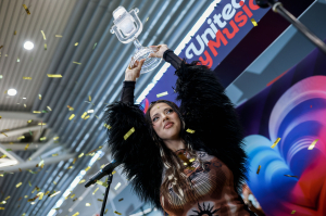 Eurovision 2026: Θερμή υποδοχή για την Ντάρα στο αεροδρόμιο - Τραγούδησε το «Bangaranga» με τους fans (Βίντεο)