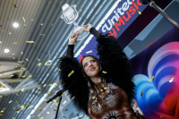 Eurovision 2026: Θερμή υποδοχή για την Ντάρα στο αεροδρόμιο - Τραγούδησε το «Bangaranga» με τους fans (Βίντεο)