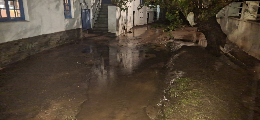 Σοβαρά προβλήματα από την κακοκαιρία στην Άνδρο: Οικισμοί καλύφθηκαν από τόνους λάσπης