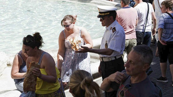 Πρόστιμα έως και 500 ευρώ μπορεί να κοστίσει η αναζήτηση δροσιάς στα σιντριβάνια της Ρώμης