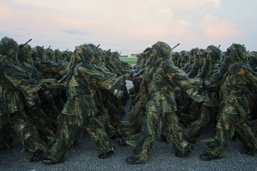 Γιατί η Γαλλία ενισχύει τις στρατιωτικές προετοιμασίες