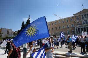 Live: Έξω από τη Βουλή οι διαδηλωτές για το συλλαλητήριο κατά του Μακεδονικού (φωτό)