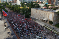 Αλβανία: Για 11η μέρα στους δρόμους κατά του project Κούσνερ - Εθνοσυνέλευση ζητά το πλήθος (Βίντεο)