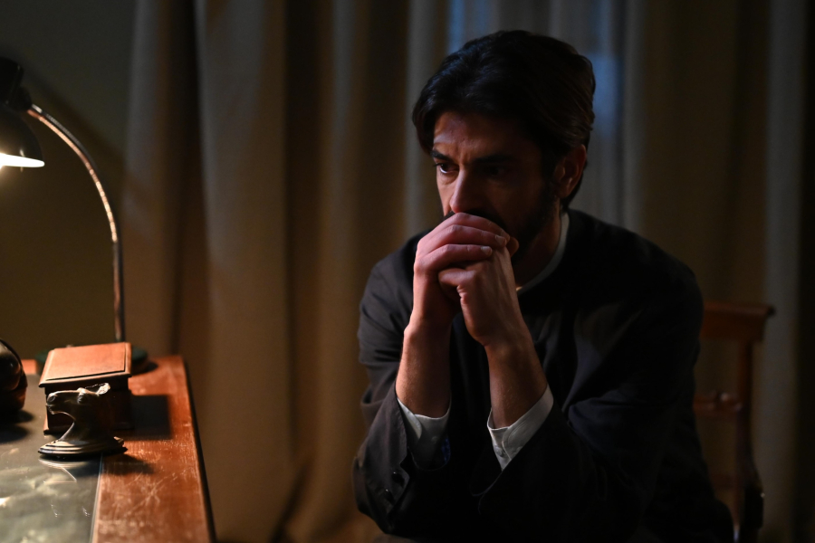 «Άγιος Έρωτας»: Ο πατήρ Νικόλαος αναζητά τις δικές του εσωτερικές απαντήσεις (Βίντεο)