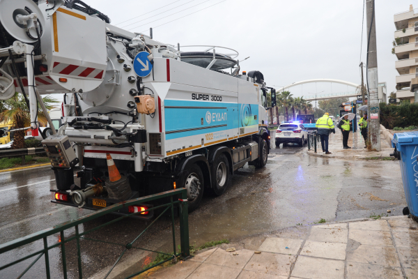 Δήμαρχος Αλίμου: Οχήματα της ΕΥΔΑΠ με 24ωρη βάρδια φυλάνε το σημείο με το καπάκι για να μην ξεχειλίσει