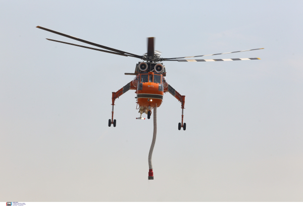 Φωτιά τώρα στο Μαρκόπουλο Ωρωπού, διακοπή της κυκλοφορίας στη λεωφόρο