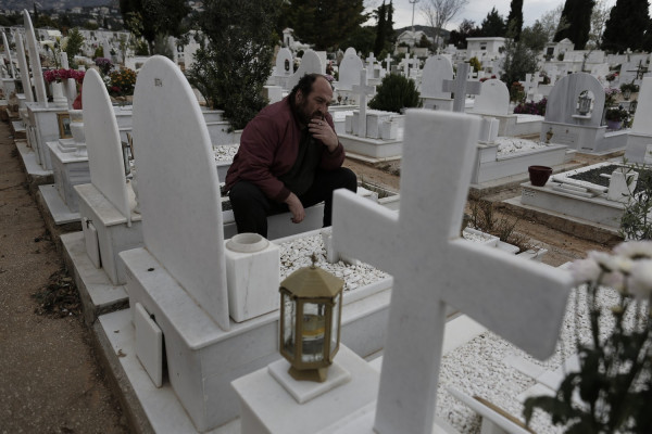 Aπίστευτο περιστατικό στην Ηλεία: Αναζητούσε σταυρούς και στο νεκροταφείο - Μοίραζε φυλλάδια μετά την κηδεία!