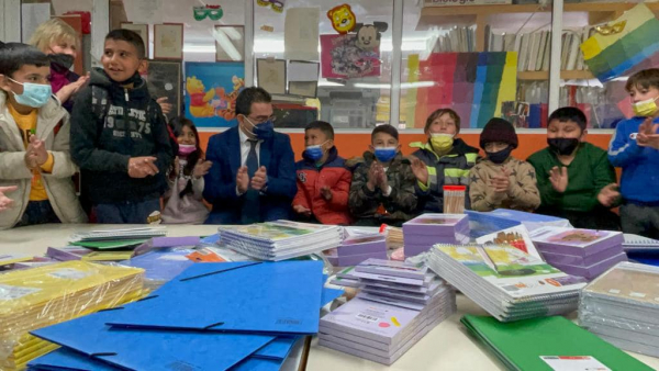 Το Μαξίμου έστειλε εκπαιδευτικό υλικό σε Κέντρο Ημέρας για κοινωνικά αποκλεισμένα παιδιά και νέους